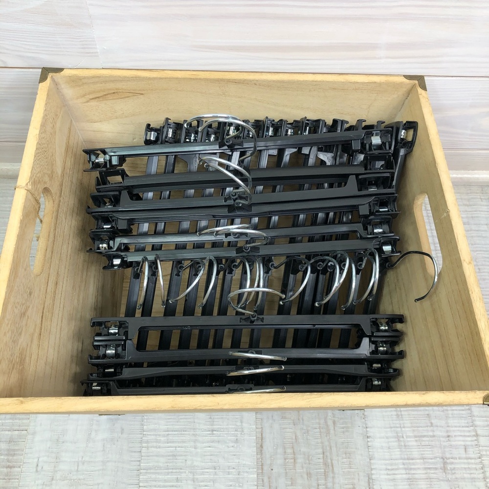 24 Bundle Lot of Plastic Pants Hangers Pinch Clip - Picture 4 of 4